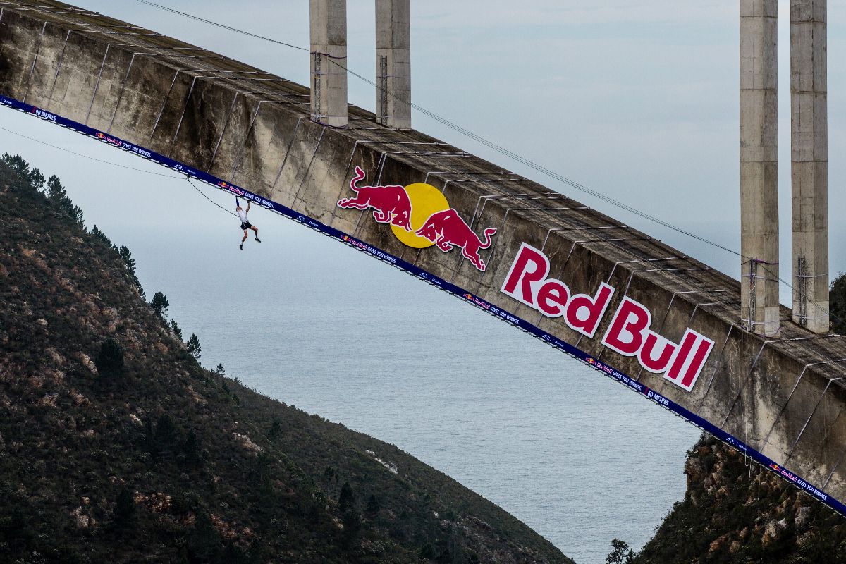 Red Bull Bridge Bars: Thomas van der Tonder completa traversata storica